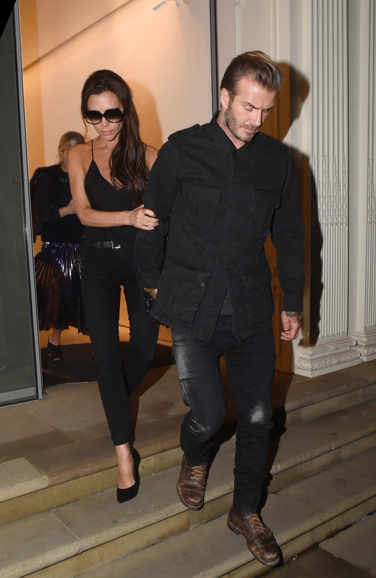 Victoria solamente se agarraba del brazo de su amado.