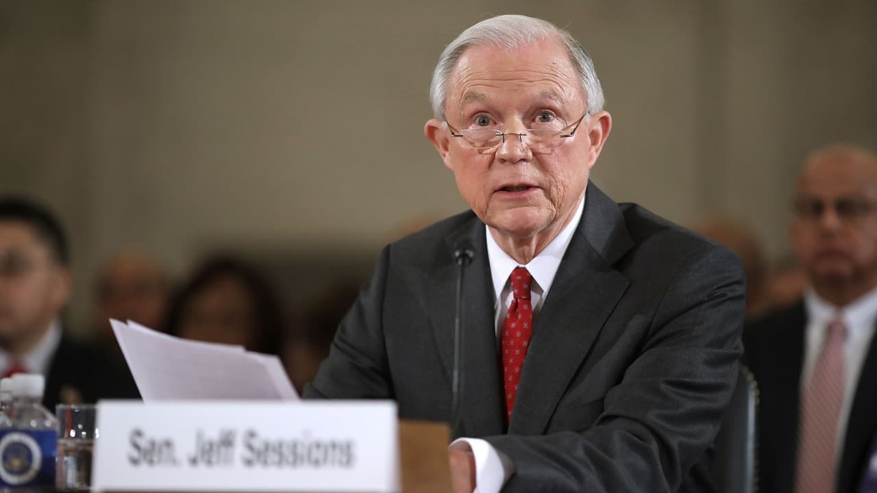 En medio de protestas y críticas a su historial, Sessions asegura que no es racista y que deplora al KKK