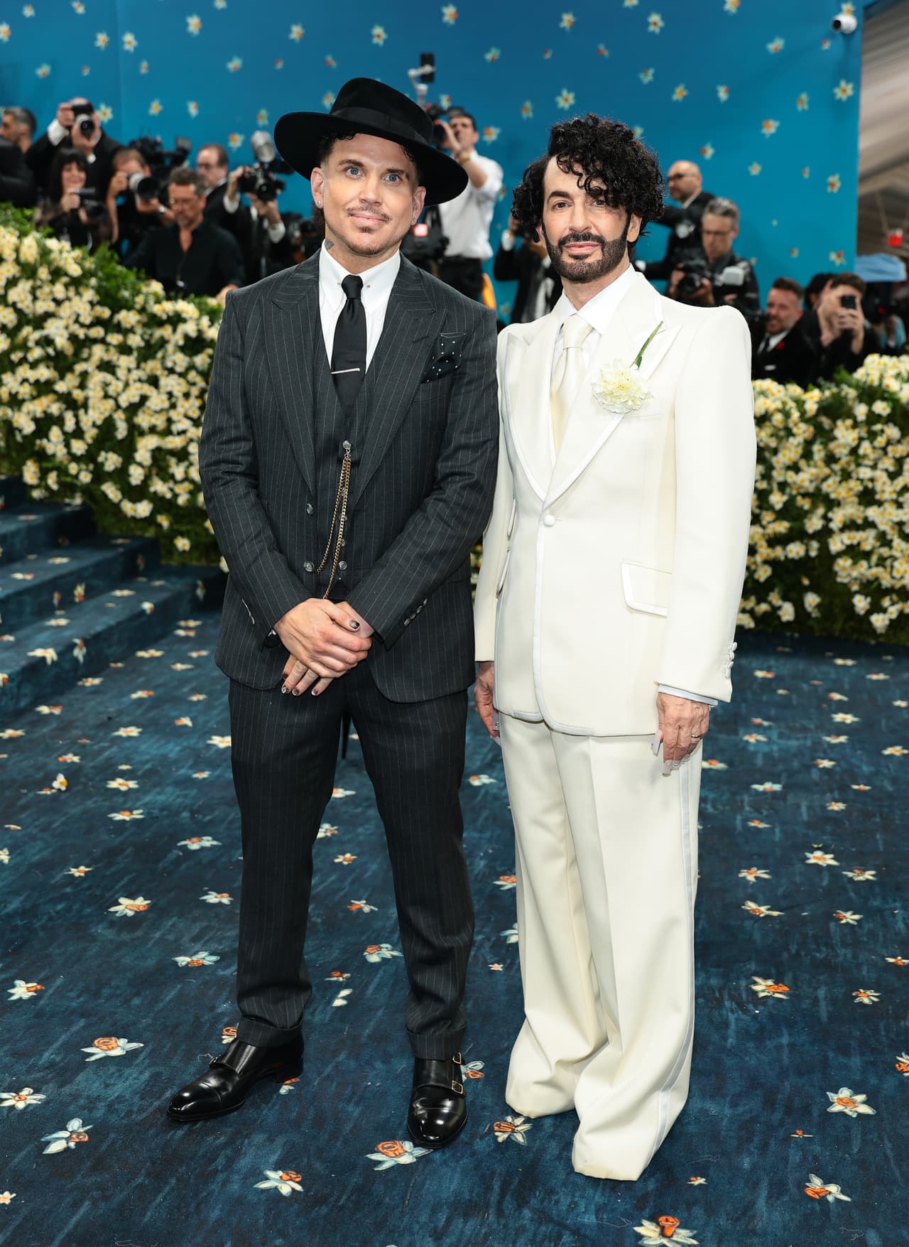 Este año, el ‘dress code’ del evento es “Tailored for You”, en español, “Hecho a la medida”, siguiendo la temática de la exhibición “Superfine: Tailoring Black Style”, que, según Vogue, busca explorar la moda a través de la lente del dandismo negro.