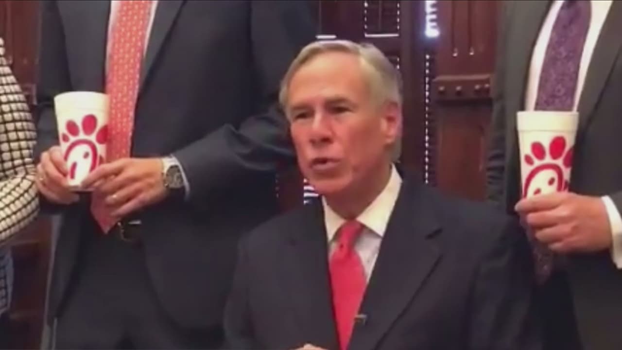 Chick-fil-A anuncia dejará de financiar organizaciones cristianas y gobernador de Texas reacciona en Twitter
