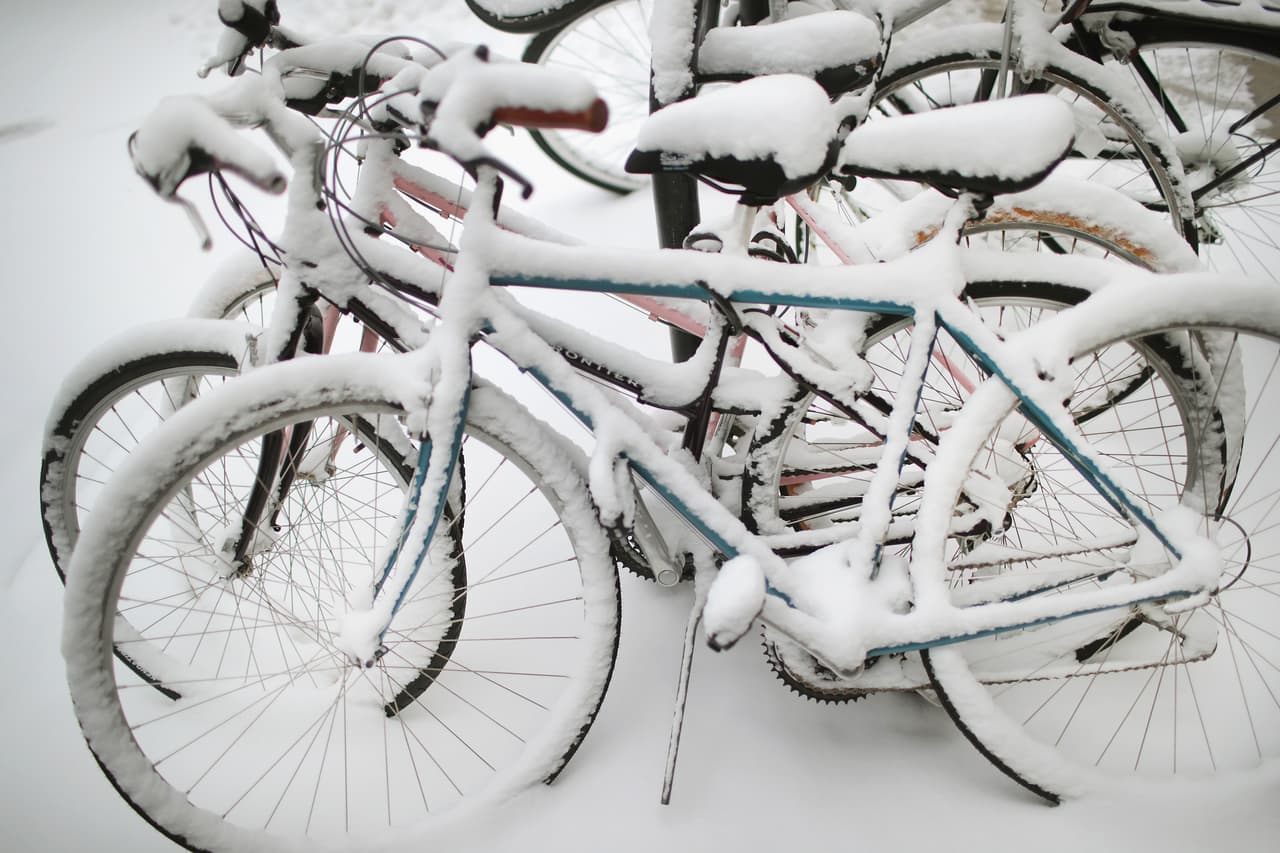 La nieve cubre las bicicletas estacionadas cerca del campus de la Universidad de Chicago. En la noche del jueves, cayeron cerca de 2 pulgadas de nieve en la ciudad y se esperan de 3 a 5 pulgadas en la noche del viernes.
