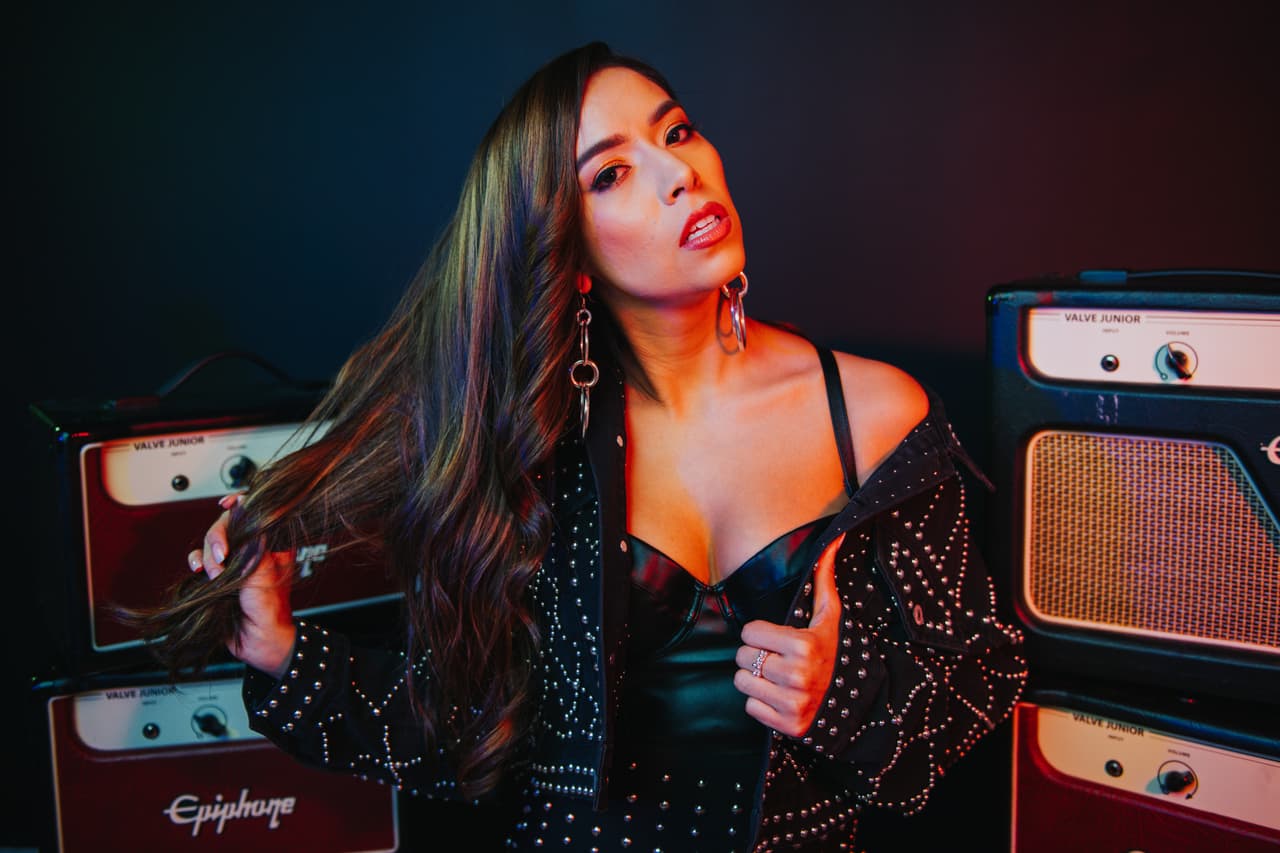 Virginia Stille: nació en México, tiene 30 años, le gusta interpretar canciones del género regional mexicana y vive en Houston, Texas.