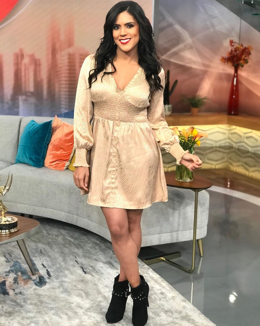 Las telas metálicas siguen en tendencia y Francisca Lachapel lo muestra con este vestido de manga larga en tono dorado.