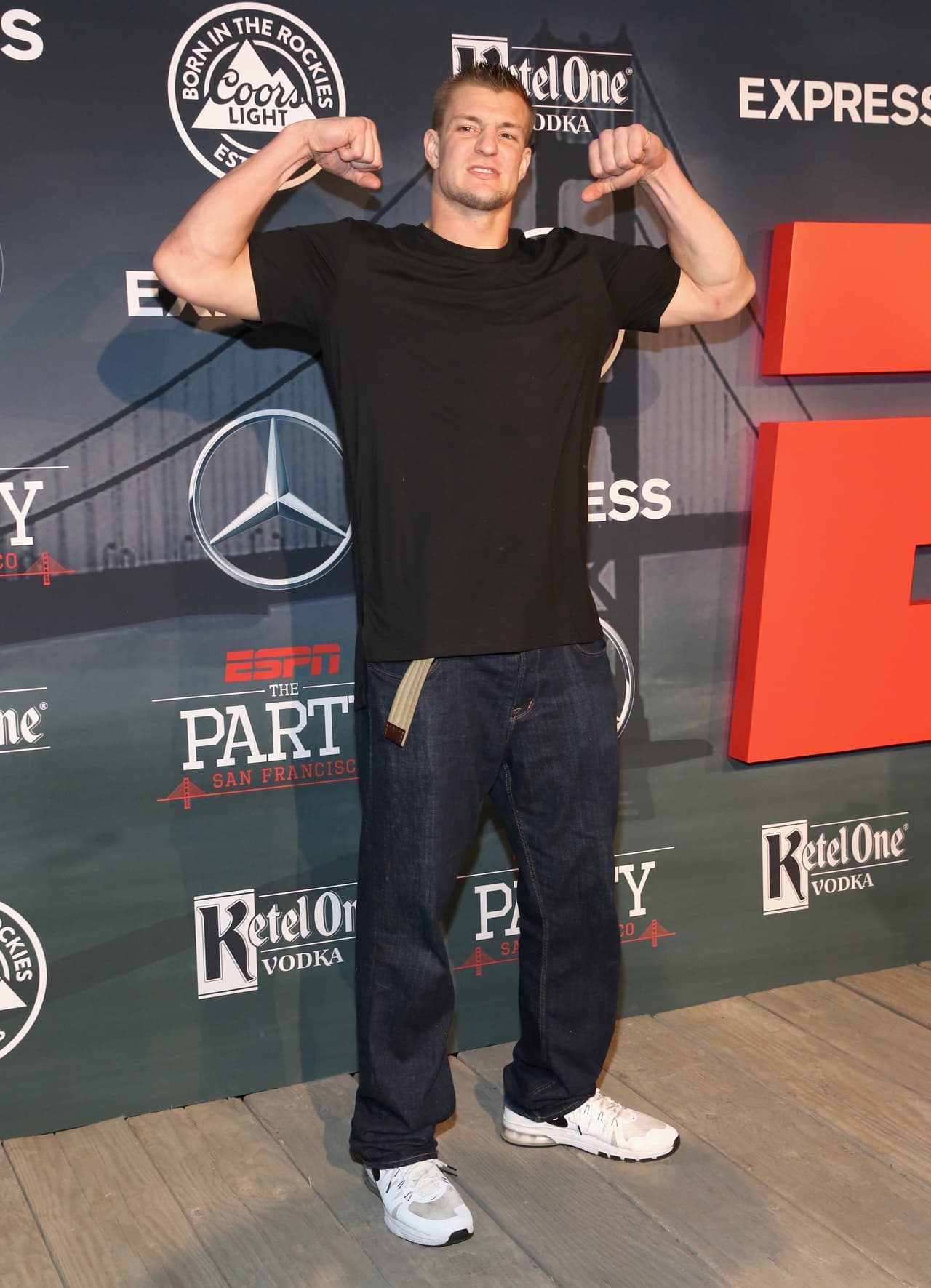 El talentoso ala cerrada de los
<a href="http://www.patriots.com/">New England Patriots</a> tiene el físico, la irreverencia y el carisma con el público para conquistar Hollywood como ha encantado en los emparrillados de la NFL.