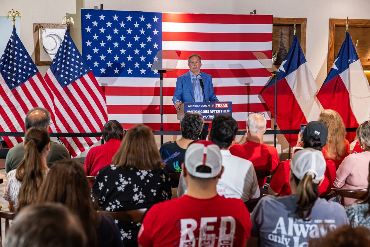 Antes de encabezar la Fiscalía General de Texas,
<b>Paxton fue legislador en la Cámara de Representantes y en el Senado estatal. </b>