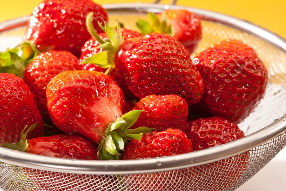 Las fresas tienen fama de ser muy sanas y lo son, pues son ligeras, ricas y favorecen la absorción de hierro y te dotan de vitamina K.