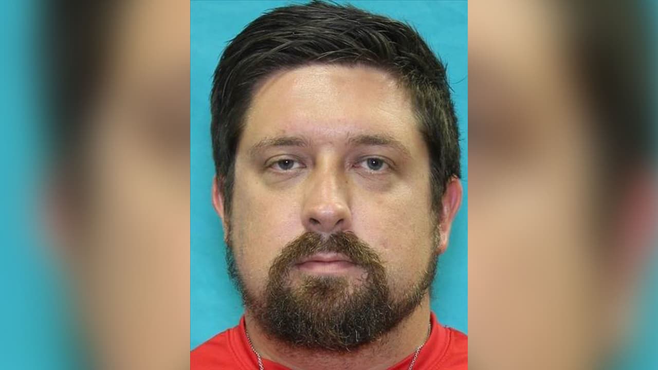 Arrestan a entrenador de béisbol de una escuela en Texas por pedir fotos sin ropa a menores