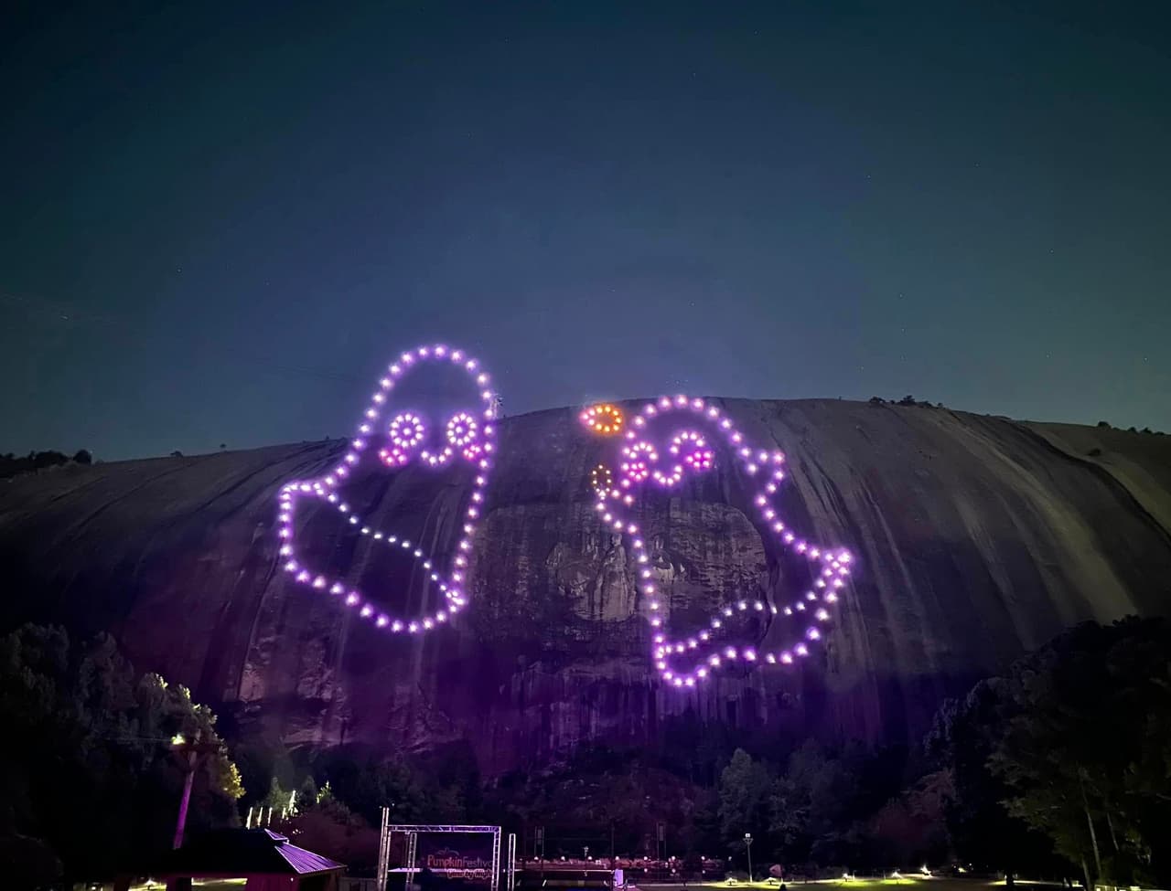 <b>Evento</b>: Stone Mountain Park’s Pumpkin Festival
<br>
<b>Fecha</b>: Hasta el 29 de octubre
<br>
<b>Lugar</b>: 
<a href="https://maps.app.goo.gl/ExygPXtEQgSWYY4G9">Stone Mountain Park. 1000 Robert E Lee Blvd. Stone Mountain, GA. 30083</a>
<br>
<b>Sitio web</b>: 
<a href="https://stonemountainpark.com/activity/events/pumpkin-festival/">https://stonemountainpark.com/activity/events/pumpkin-festival/</a> 
<br>
<br>Disfrute de las atracciones familiares del parque y de entretenimiento no tan espeluznante con temática de Halloween durante todo el día. Por la noche, el parque se ilumina y los visitantes disfrutan de un espectáculo de láser con temática de calabazas.
