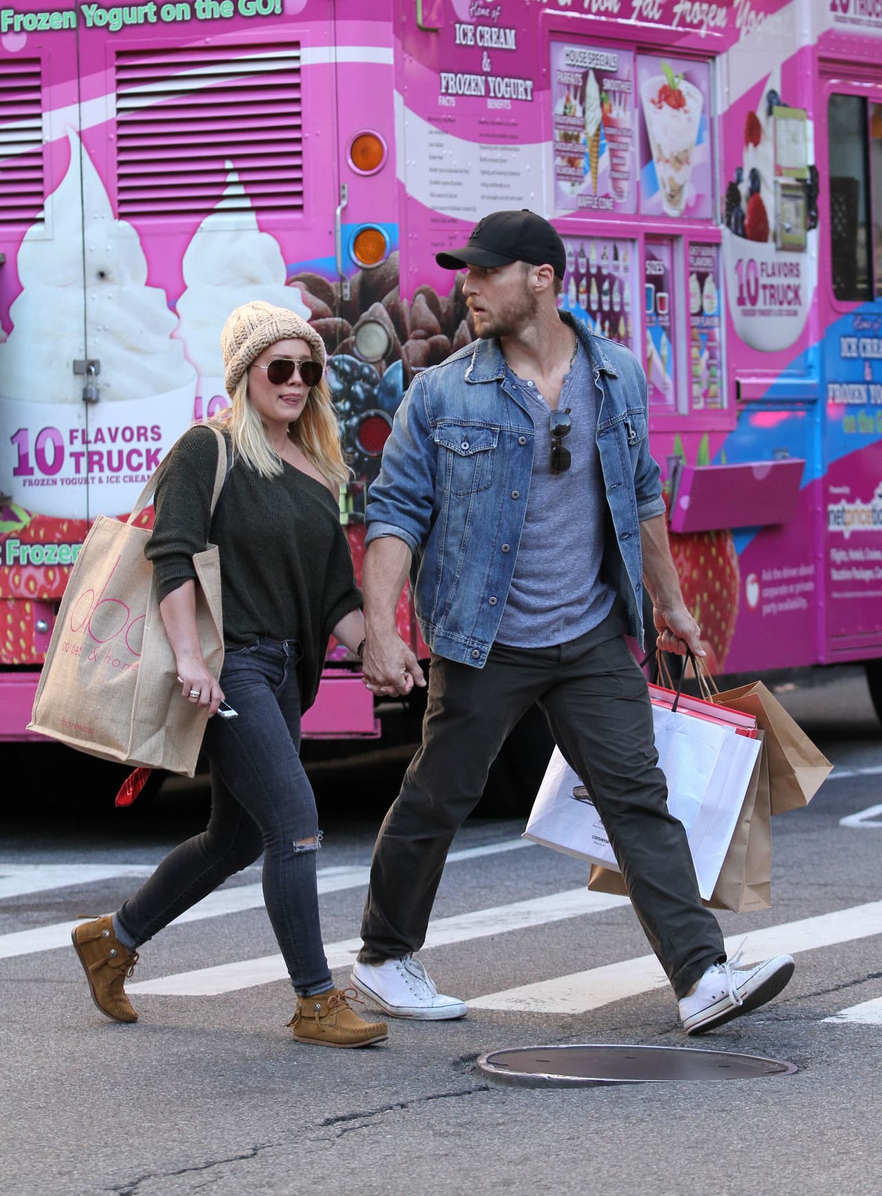 Caminaron de la manita como cualquier otra pareja.