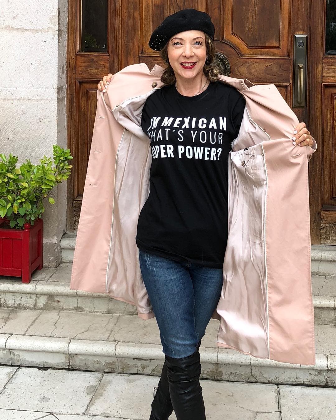 Edith González eligió posar en múltiples ocasiones frente a la puerta principal del que fue su hogar junto a Lorenzo Lazo.