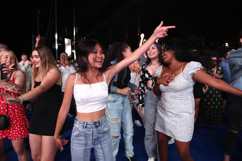 Nueva Zelanda ha mantenido una estrategia efectiva contra el 
<a href="https://www.univision.com/temas/coronavirus">coronavirus</a> y ha recibido el año nuevo con muy pocas prohibiciones por la pandemia.