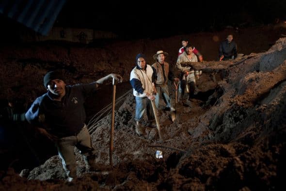 Horas atrás, las autoridades habían informado la muerte de ocho personas en dos deslaves y temían que hubiera cientos de personas sepultadas.