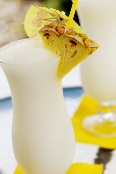 Piña Colada ‘alcohol-free’. Licúa 2 tazas de leche descremada, 2 tazas de jugo de piña, 1 cucharada de esencia de vainilla.