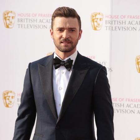 <b>Justin Timberlake</b> padece de la misma fobia que 
<b>Brad Pitt</b>. El cantante reveló que se negaba a practir surf con su ex 
<b>Cameron Diaz</b> por miedo a encontrarse con estos animales, pues confesó que de pequeño fue testigo de un ataque de tiburones en Coco Beach.