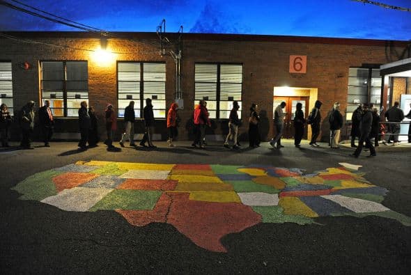 Las líneas eran largas en Point Pleasant, Nueva Jersey, donde los residentes de las comunidades de la Costa de New Jersey Point Pleasant Beach y Mantoloking tuvo que emitir su voto debido a los daños en sus lugares de origen. Muchas personas todavía no tienen luz ocho días después de arena azotó la costa.