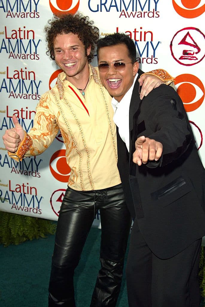 Charlie Zaa con Cabas, en la entrega de los Latin Grammy 2002.