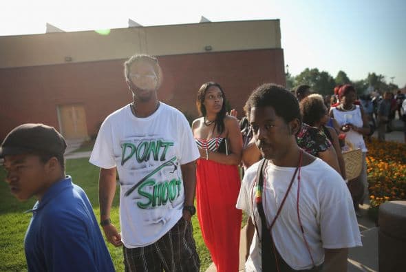 Algunos de los asistentes al funeral llevaban camisetas emblemáticas del movimiento "Manos arriba, no dispare".