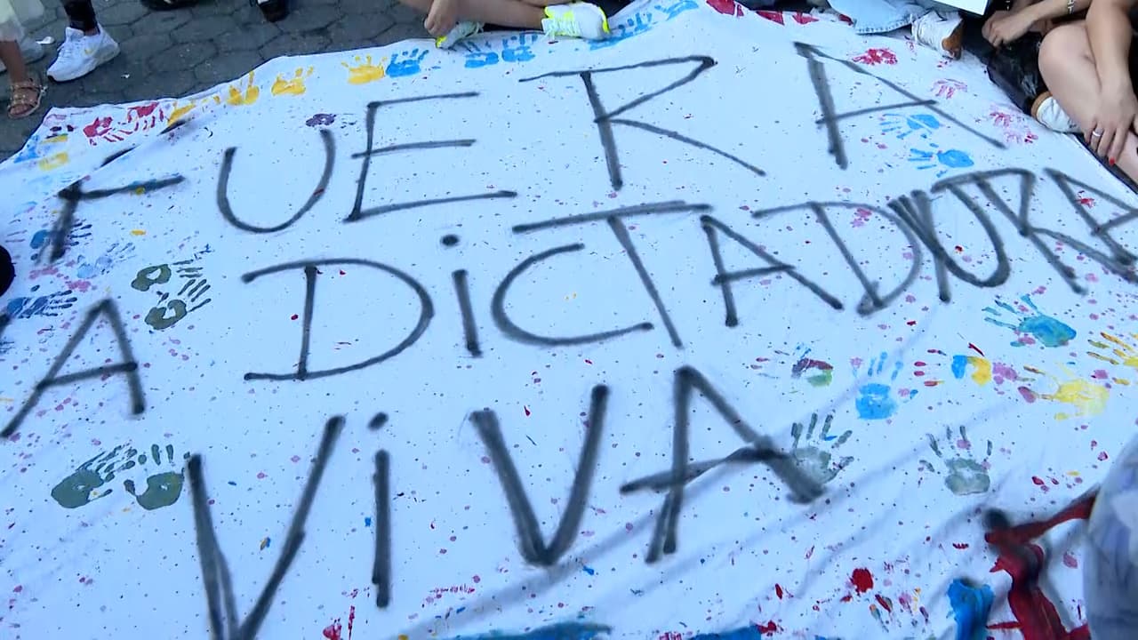 Con cantos, porras y mostrando pancartas con leyendas como 
<b>“Mega Fraude en Venezuela”,</b> permanecieron por horas en este céntrico espacio de Manhattan.
<br>