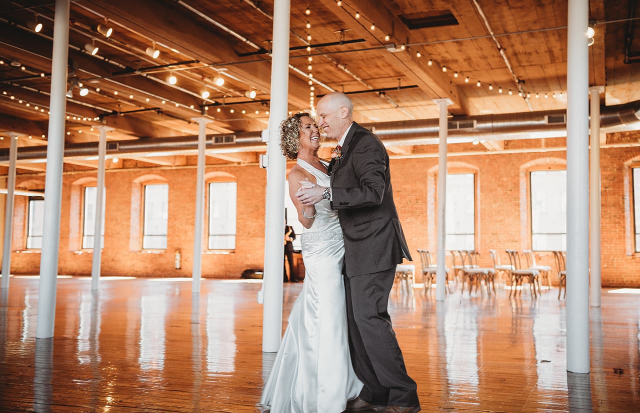 Lisa Brenner y Peter Marshall el día de su segunda boda el 26 de abril de 2020. Después de olvidar que era su esposa a causa del Alzheimer que le fue diagnosticado dos años antes, Marshall volvió a pedirle matrimonio a Brenner al ver tlevisión.