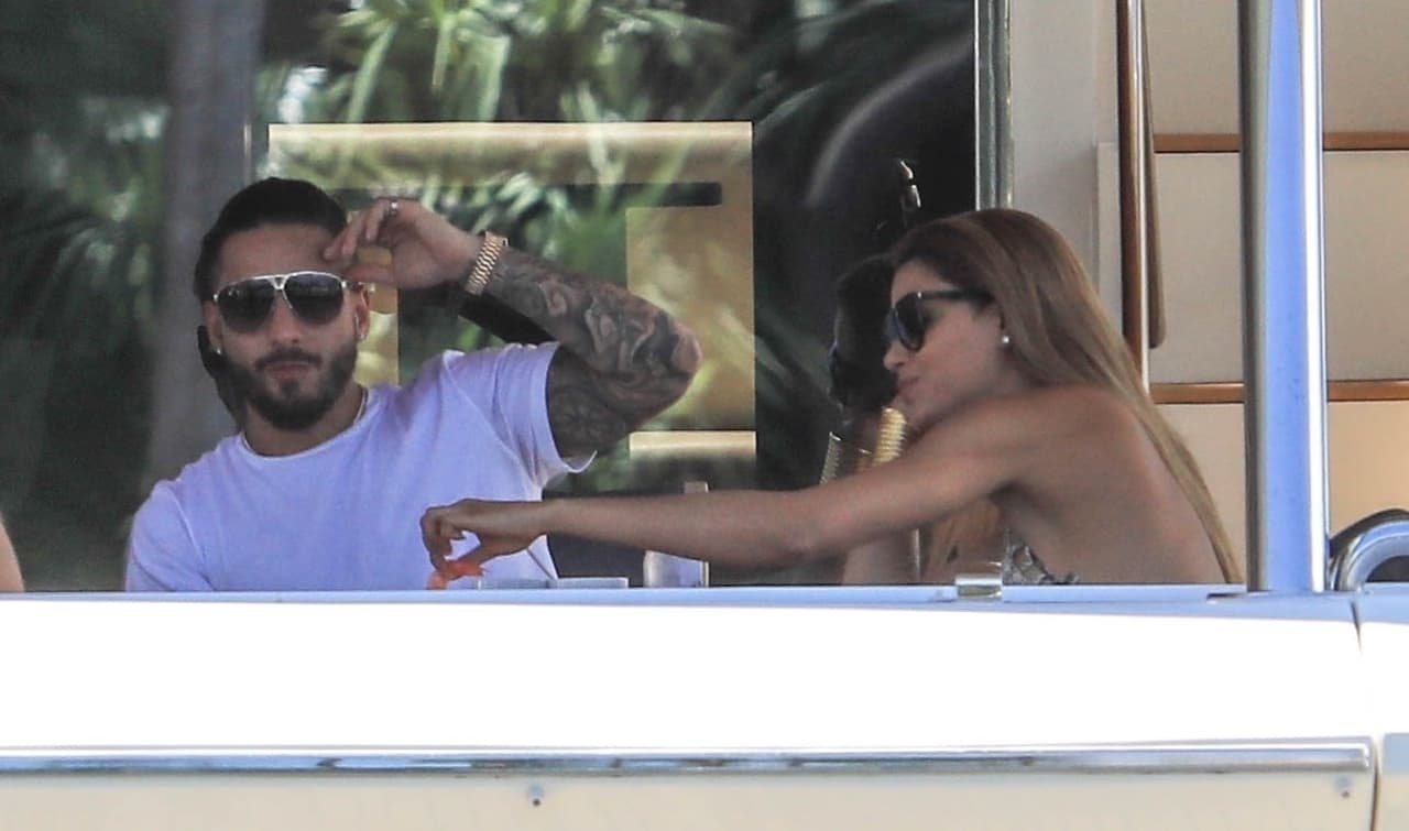 Sin embargo, llamó la atención la presencia de una misteriosa mujer muy parecida a la modelo colombiana Ariadna Gutiérrez, de quien Maluma no se separó.