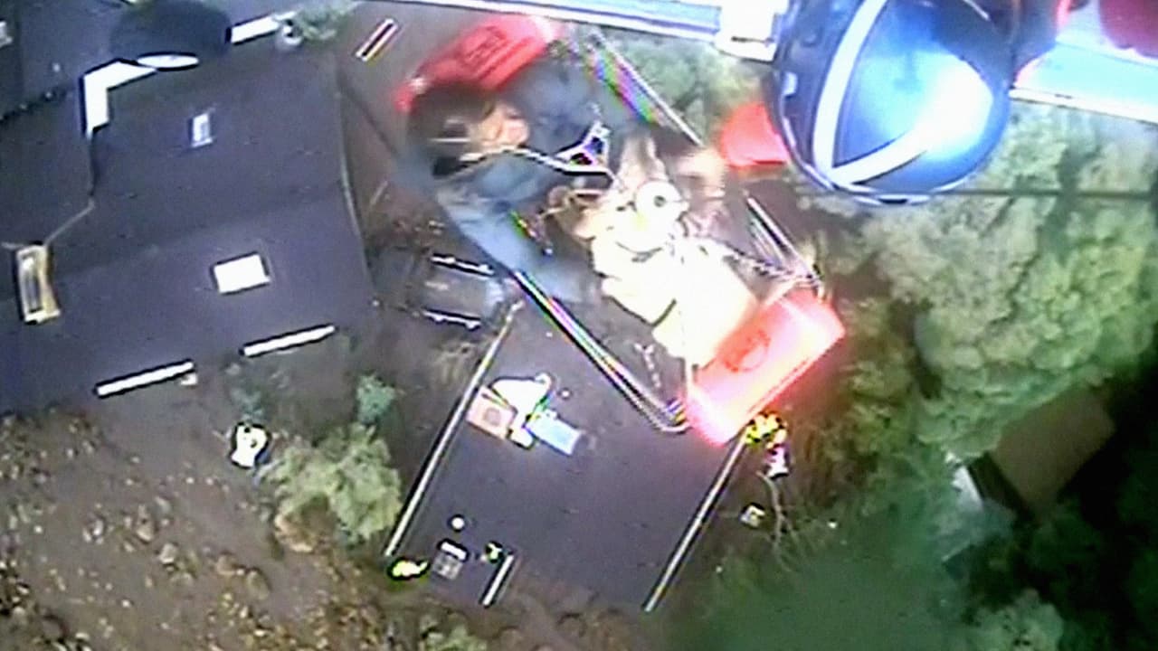 Un hombre un niño y su mascota son rescatados desde un helicóptero de la Guardia Costera en el condado de Santa Bárbara. Las autoridades han reportado hasta el momento 28 heridos.