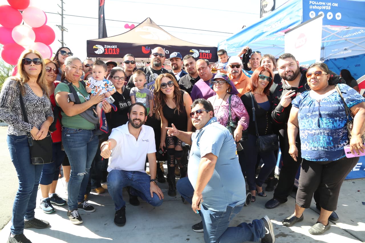 Aunque 
<b>Los Ángeles</b> es la ciudad donde viven, ahí también salen a convivir con los oyentes.