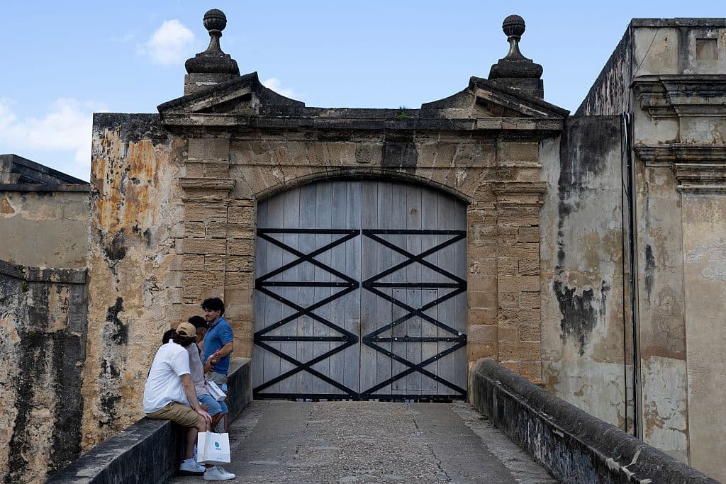 El castillo de San Cristóbal, junto a
<b><a href="https://www.univision.com/local/puerto-rico-wlii/fan-de-bad-bunny-muere-baleado-en-la-perla-y-no-saben-por-quien-kevin-mares-viajo-de-nueva-york-para-la-residencia" target="_blank">la comunidad de La Perla, en la capital de Puerto Rico</a></b> también está cerrado.
<br>Que ambas estructuras no reciban turistas, afecta. También impacta que los trabajadores suspendidos, no recibirán sus salarios.