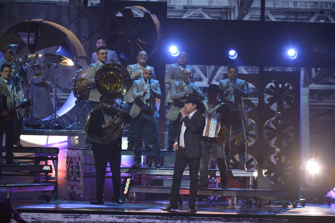 Julión dio una pruebita del talento que hay en el sur de su México, donde nació. El cantante de banda y norteño es sin duda uno de los músicos más brillantes de nuestros tiempos.