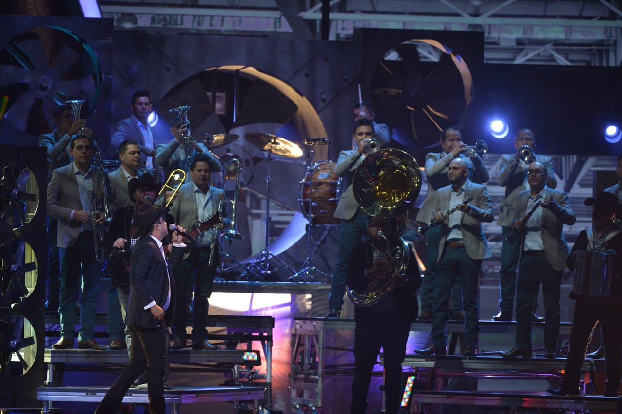 Sin embargo, uno de los 'performance' más esperados de la noche fue el que presentó Julión Álvarez.