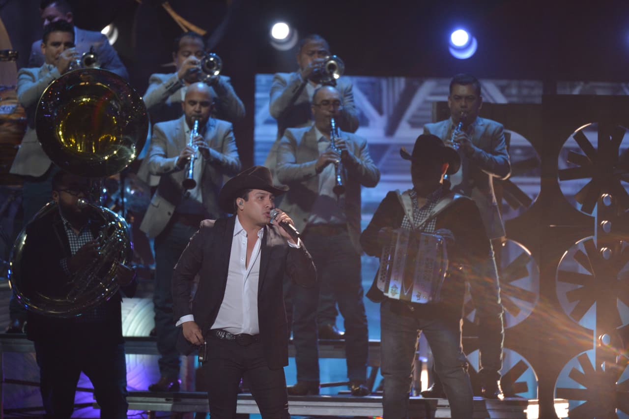 En el escenario, lo pudimos ver fresco y radiante. Se notaba lo mucho que disfruta cantando.