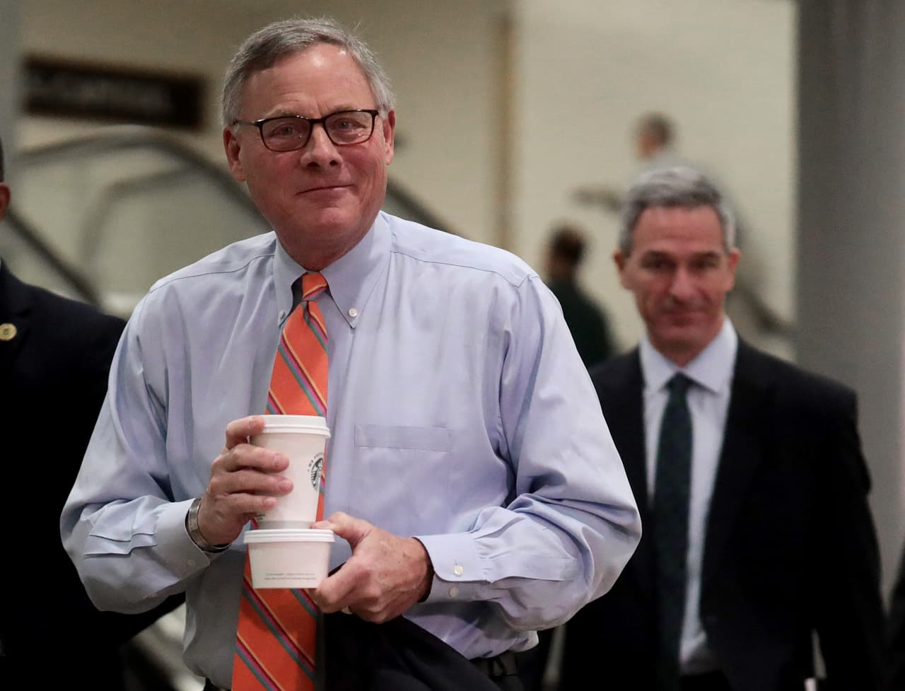 El senador Burr vendió acciones poco antes del desplome bursátil por el coronavirus pero niega haber hecho algo mal