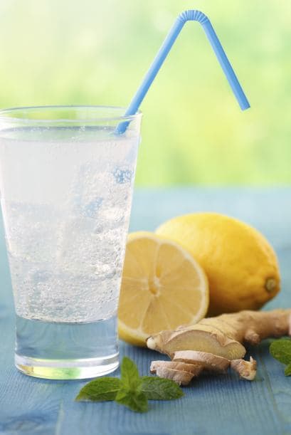 ‘Faux-ito’ de jengibre. Mezcla té verde, 230 ml (8 fl oz) de agua carbonatada, 1 cucharadita de raíz de jengibre picada, 2 cucharaditas de jugo de limón.