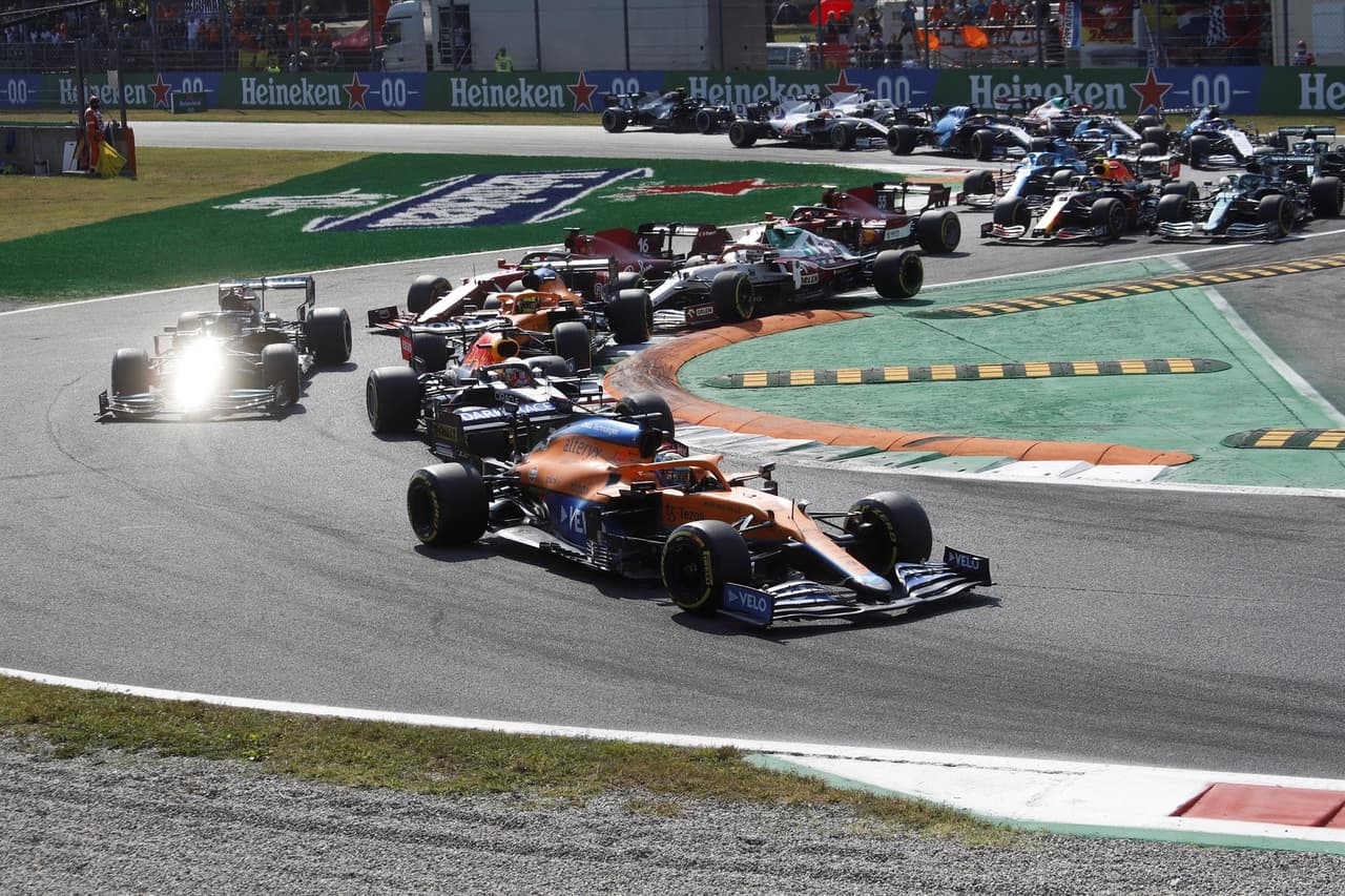 Daniel Ricciardo se lleva el Gran Premio de Italia y, en segundo lugar llegó su compañero Lando Norris, dandole a McLaren el uno dos en el podio. Max Verstappen y Lewis Hamilton tuvieron un incidente al inicio de la carrera, dejándolos fuera, mientras que Sergio Pérez llegó en tercer lugar pero tras una penalización, cayó a la quinta posición.