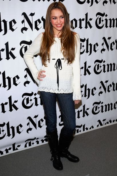 Siguiendo el consejo de Dolly Parton, madrina de Miley, la madre de la cantante no tardó en buscarle un buen representante para hacer crecer su carrera. Aunque al principio también necesitaba un asesor de imagen, pues la joven no se vestía precisamente como una estrella y los cambios de 'look' comenzaron a ser súper notorios, entre ellos, teñirse el cabello.