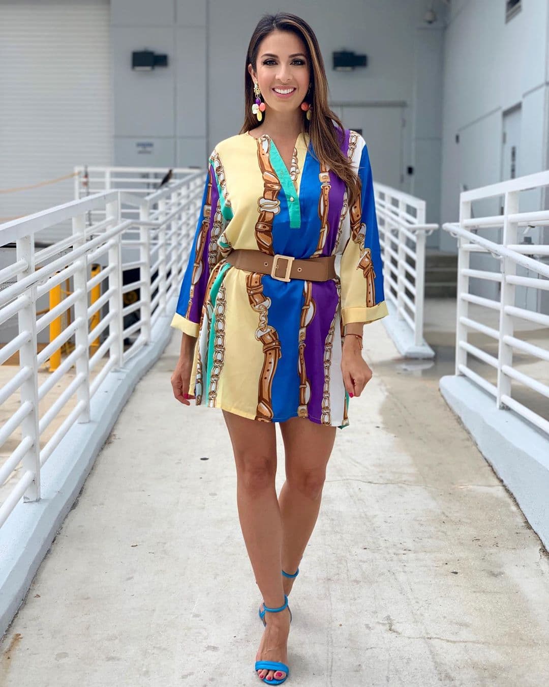 Maity Interiano viste un vestido que encaja con varias de las tendencias que señaló Maggie en el show: en primer lugar el uso del morado con otros colores vibrantes y el cintillo en color camello, el cual dijo que encaja a la perfección con el tono en cuestión.