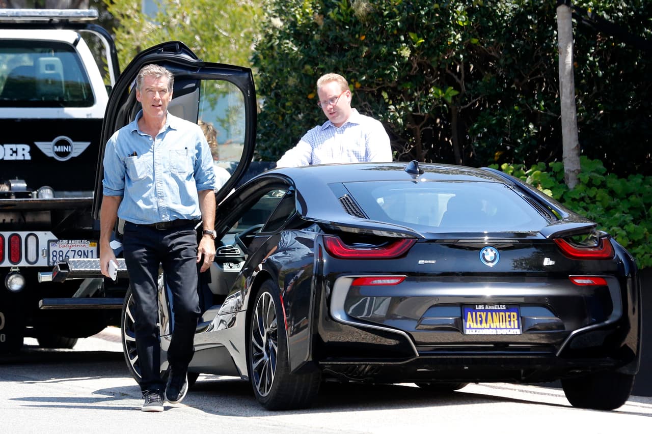 Todo parece indicar que Pierce Brosnan no es de los que no guardan el dinerito debajo del colchón.