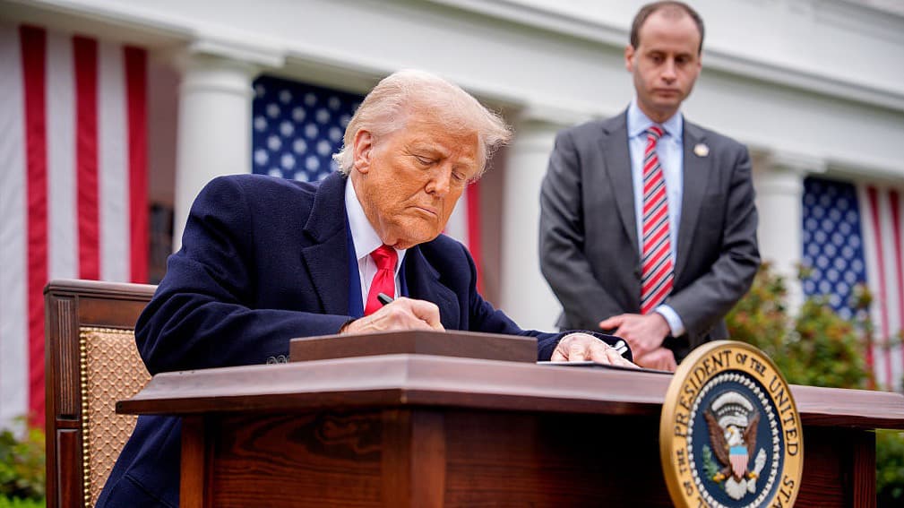 La presidenta mexicana, Claudia Sheinbaum, informó este viernes que tras hablar con Trump se acordó una pausa de 90 días en los aranceles más altos de EEUU. Esto, a cambio de que se aborden las barreras comerciales no arancelarias. Más información en 
<a href="http://univisionnoticias.com/">UnivisionNoticias.com</a>.