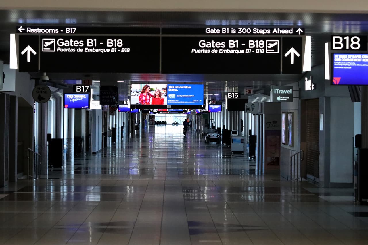 En este 
<a href="https://www.univision.com/local/atlanta-wuvg/coronavirus-desolador-luce-el-aeropuerto-mas-transitado-del-mundo"><u>video</u></a> se puede ver la desolación en el aeropuerto Hartsfield–Jackson de Atlanta en abril de 2020, cuando la pandemia estaba en uno de sus puntos más fuertes en Estados Unidos. 
<br>