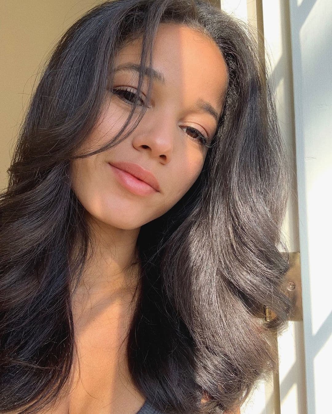 Al siguiente día de su encuentro en el bar, los actores de nueva cuenta fueron captados en el set, cuando él salía de su camerino y detrás ella, agregó el diario.