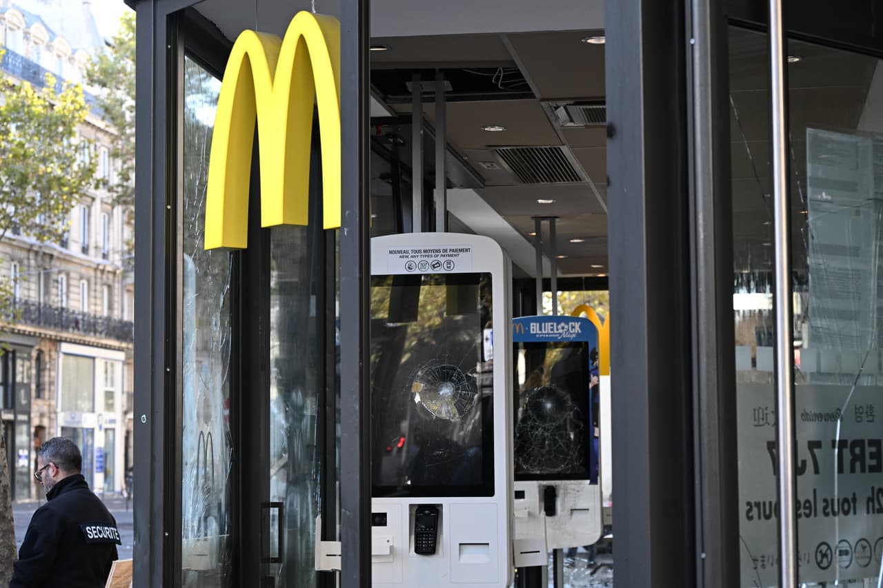 Quioscos de autoservicio dañados permanecen en el interior de un McDonald's saqueado, un día después de una manifestación contra el aumento del costo de vida y en solidaridad con las reivindicaciones estudiantiles en París, el domingo 18 de octubre de 2026.