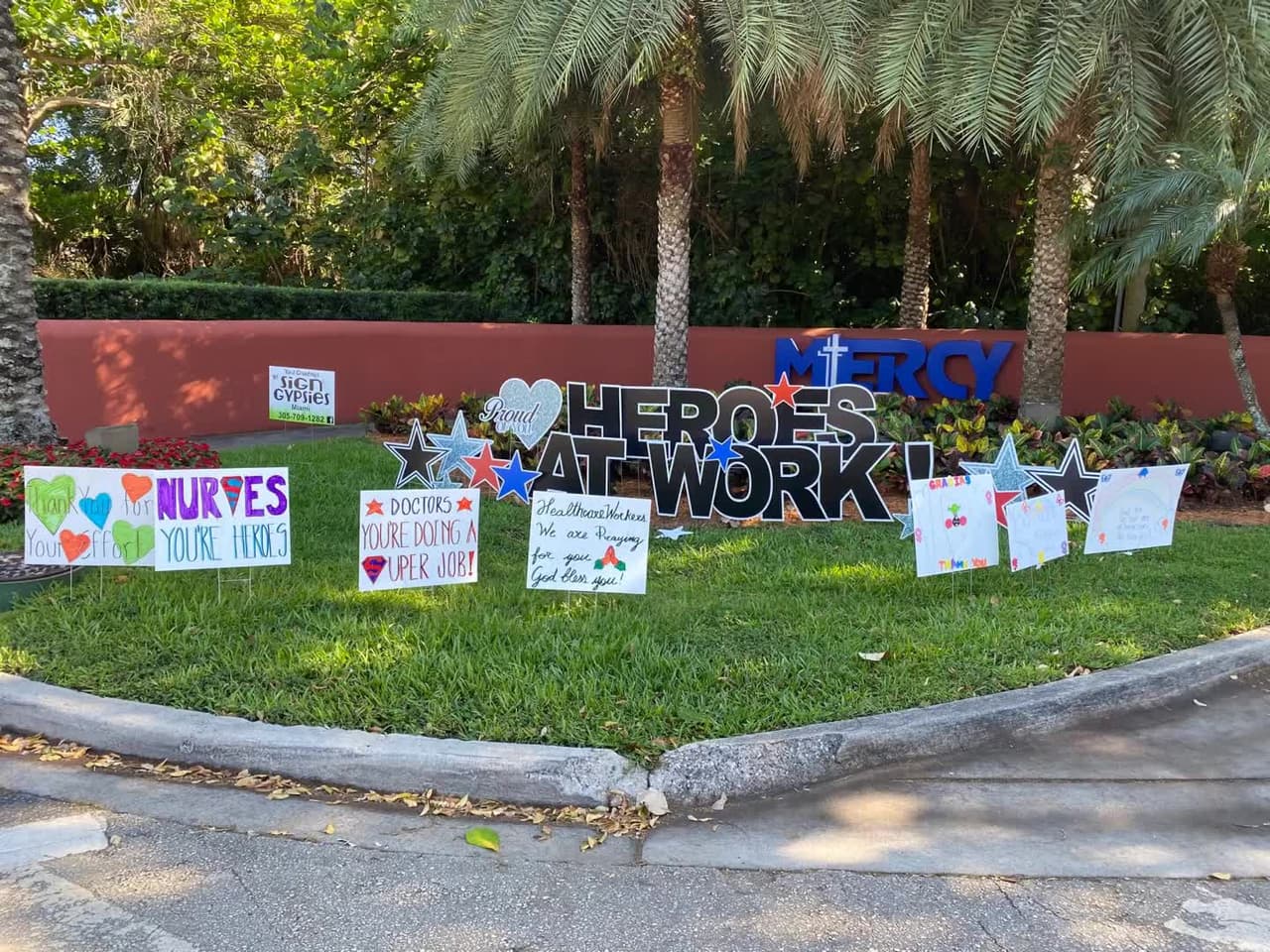 "Doctores, están haciendo un super trabajo": los dibujos que dejan niños en un hospital con enfermos de coronavirus