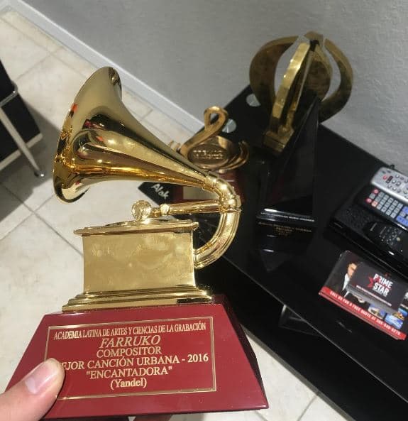 Farruko recuerda su premio Latin Grammy y agradece a Yandel por su confianza.