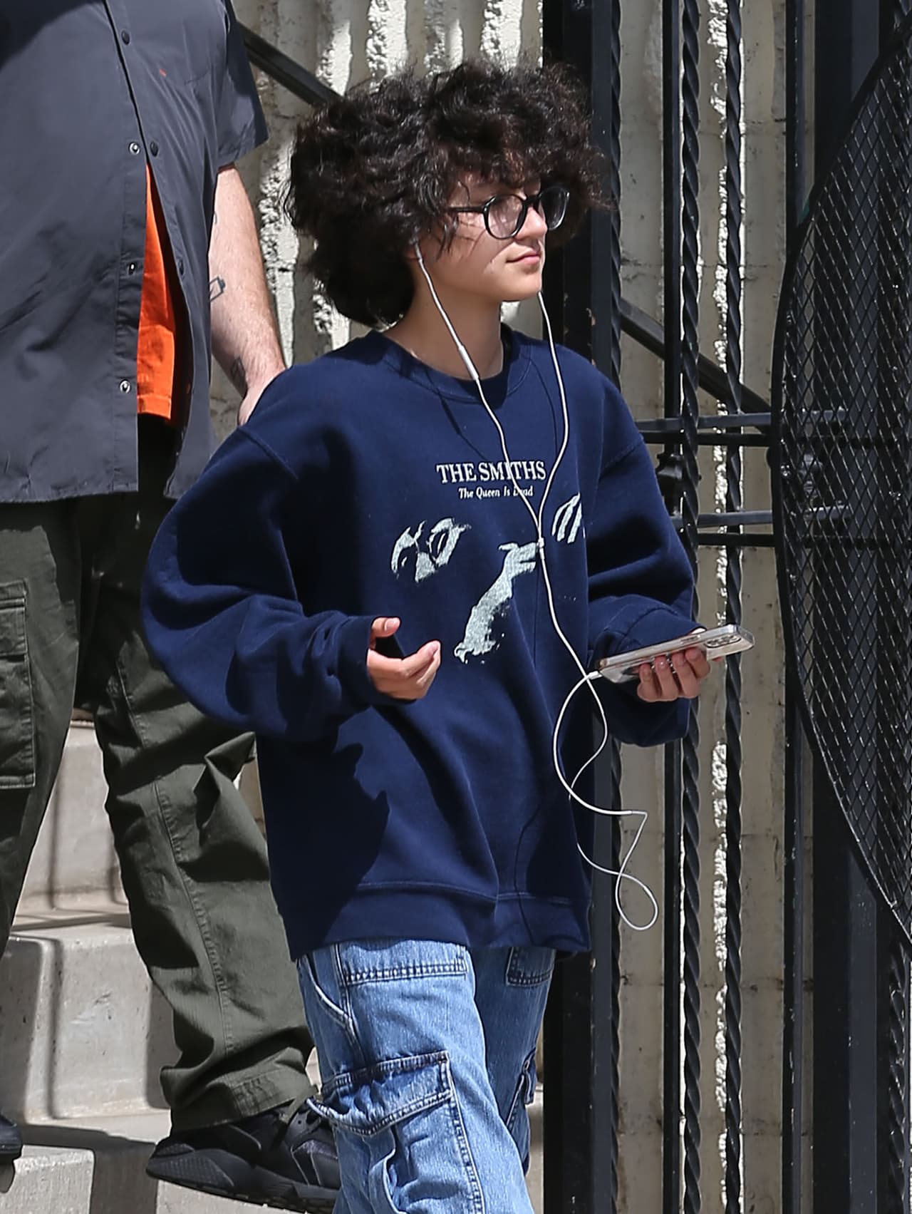Con un look 'tomboy', que combina ropa considerada masculina reivindicada dentro del armario femenino, 
<b><a href="https://www.univision.com/famosos/jennifer-lopez-ben-affleck-hijas-emme-muniz-serapina-affleck" target="_blank">Emme ha comenzado a ser una especie de icono</a></b> para algunos.
<br>