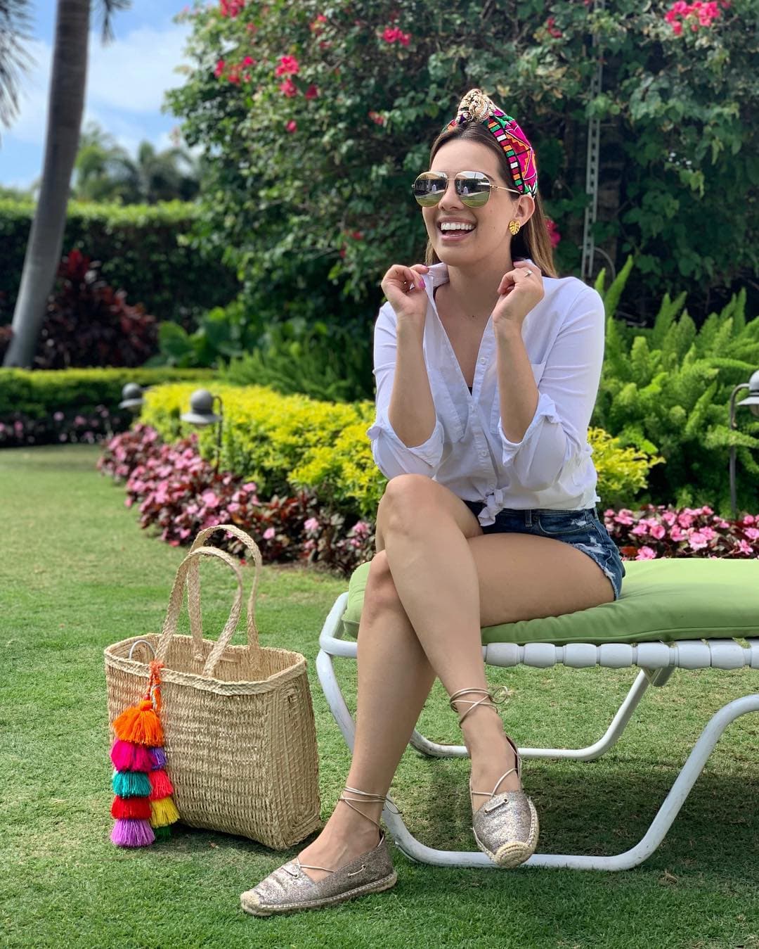 Blusa blanca, short ‘denim’ y accesorios coloridos fueron las prendas que Andrea vistió para un día en el jardín.
<br>