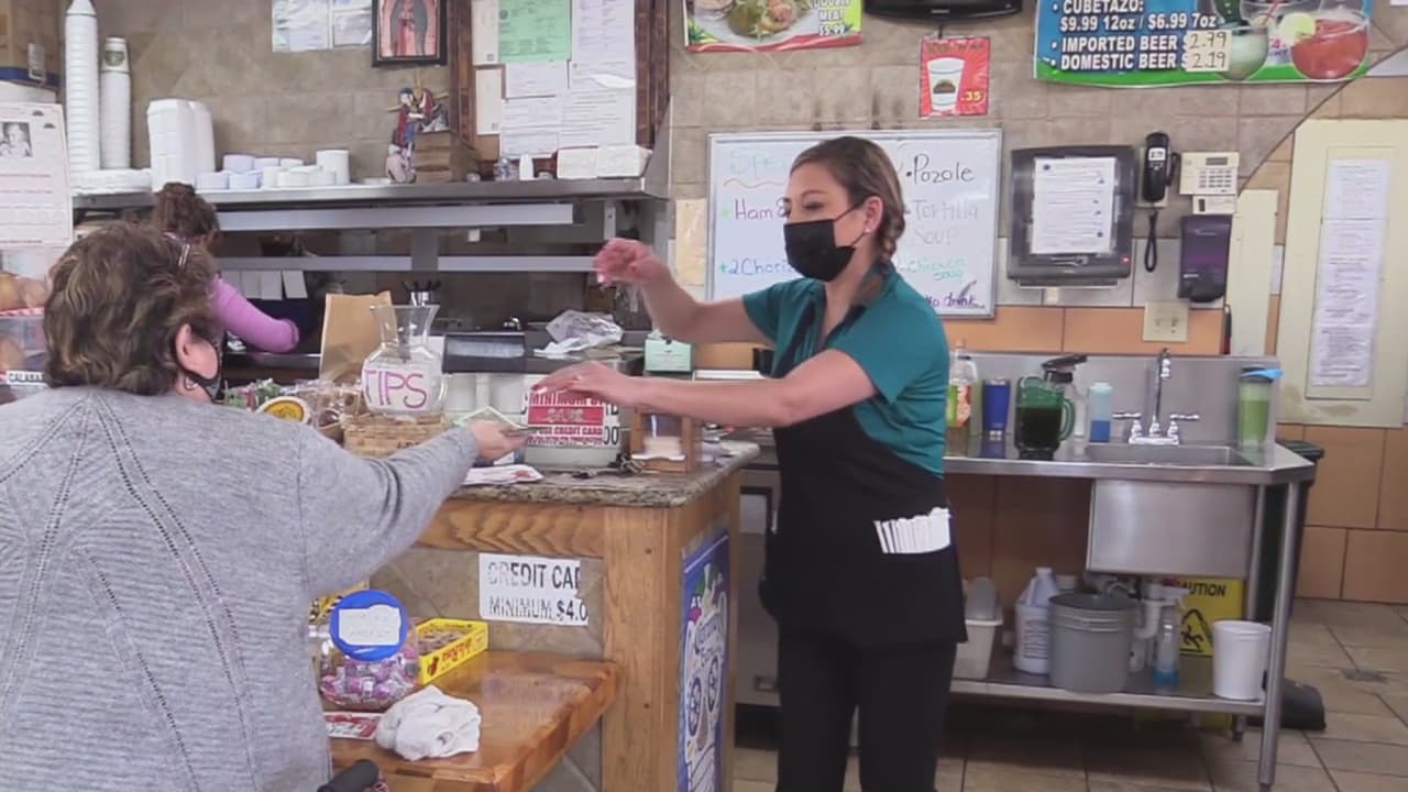 Dueños de restaurantes y otros comercios podrían seguir exigiendo el uso del cubrebocas a sus clientes y personal