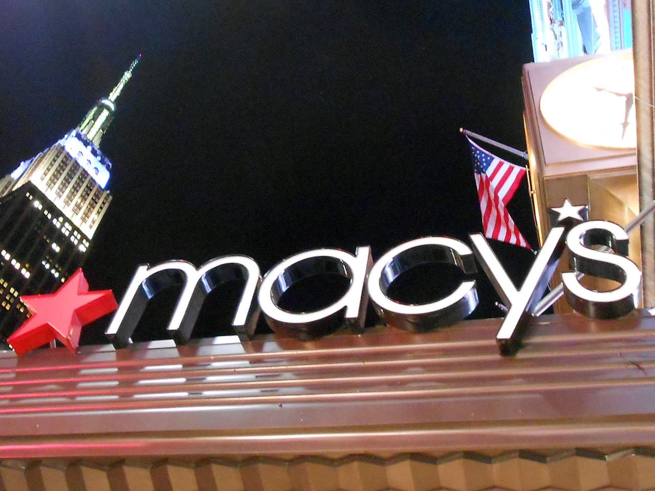 <b>Macy's:</b>
<br>
<br>⏱ 
<b>24 de diciembre:</b> Horario reducido de 7:00 am a 6:00 pm, pero puede variar por localidad
<br>⏱ 
<b>25 de diciembre:</b> Cerrado
<br>⏱
<b> 26 de diciembre:</b> Horario regular de 9:00 am a 10:00 pm, pero puede variar por localidad