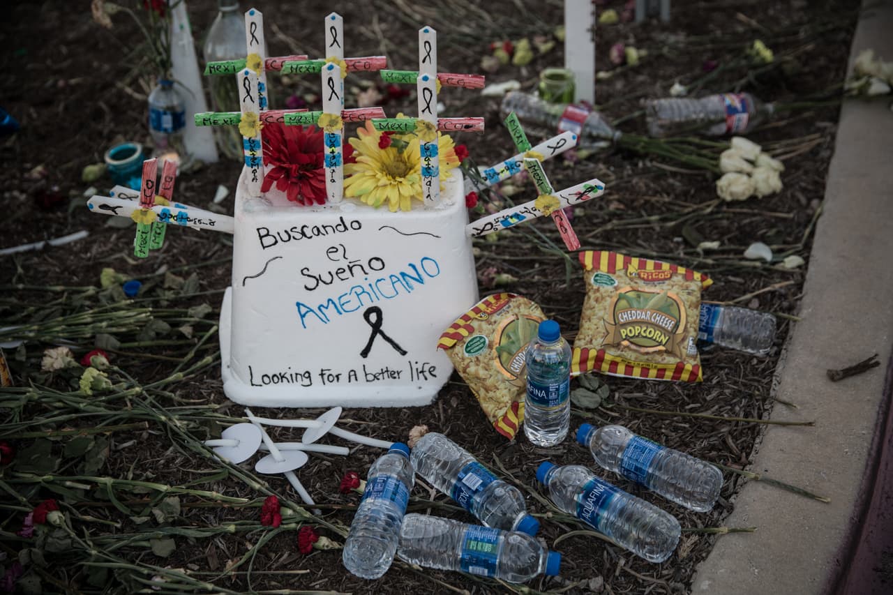 Entre las ofrendas, las personas también han dejado platos con panes y bolsas de cotufas.