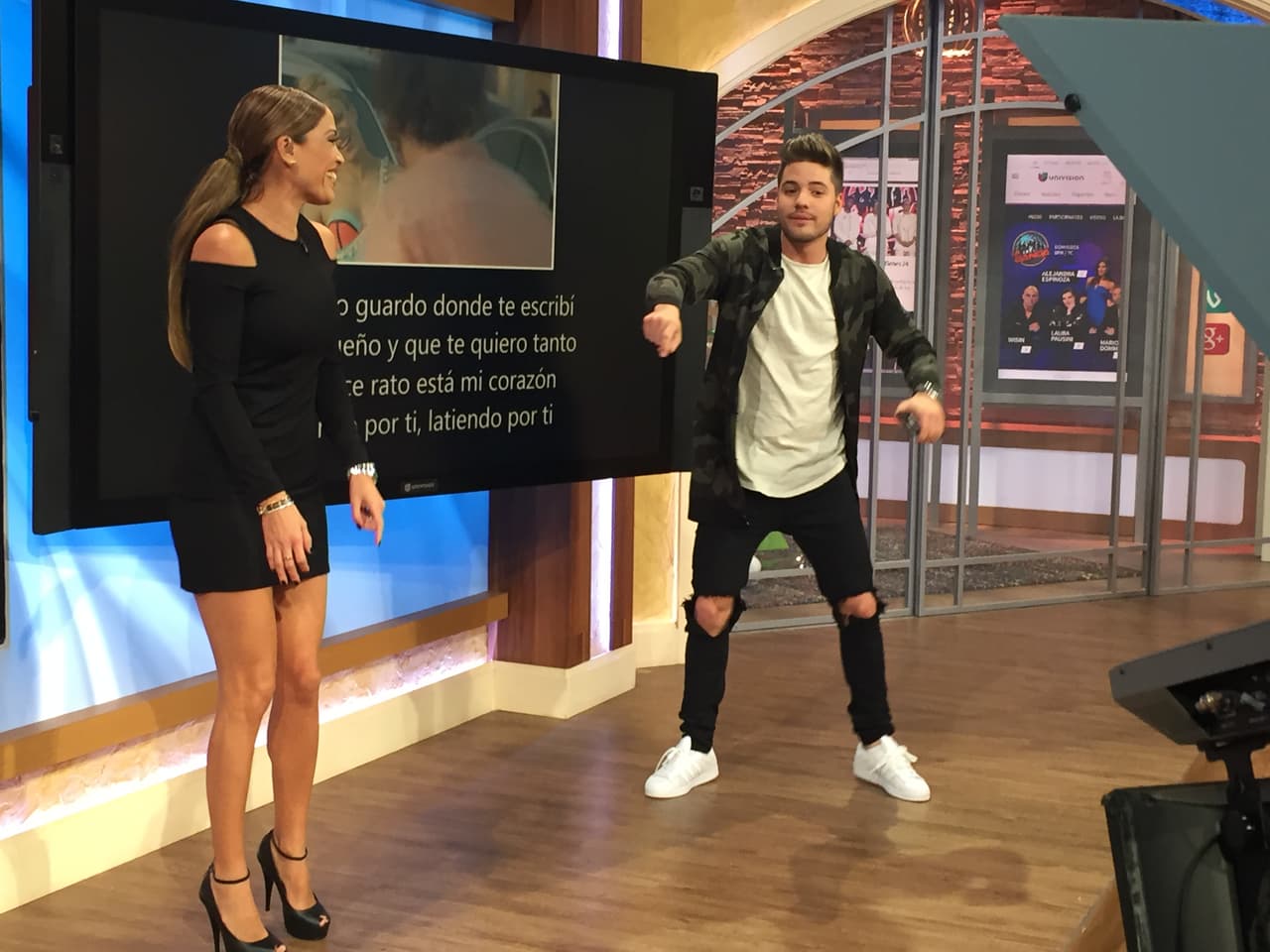 William se da tiempo de mostrar uno que otro pasito de la coreografía de 'La Bicicleta' a Karla.