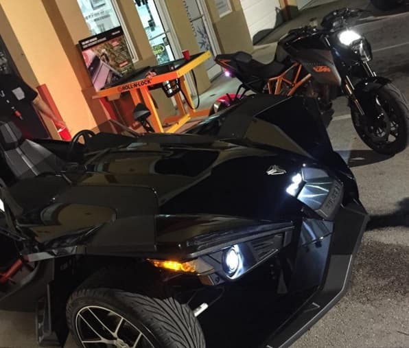 OMG! Qué carrocería, también podemos ver que a Farruko le encantan las motos, como la Honda CRF.