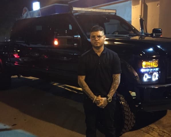 Farruko ama las camionetas, las ostentosas y de color negro son sus favoritas.